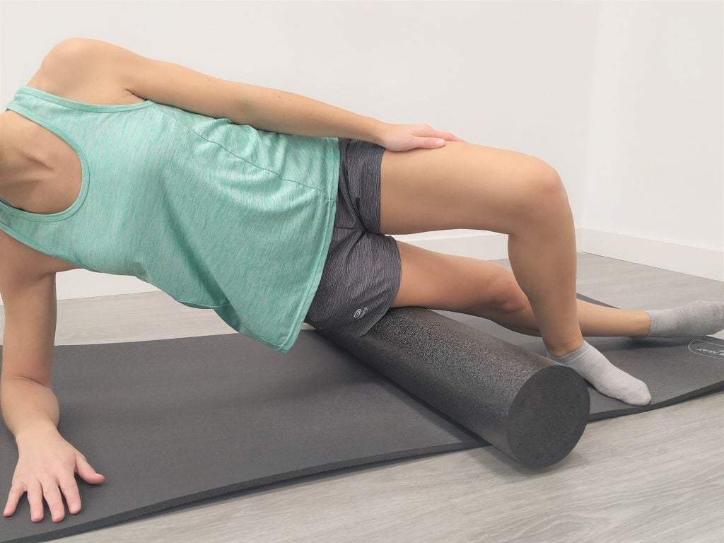 Ejercicios de auto masaje con foam roller:  cintilla iliotibial