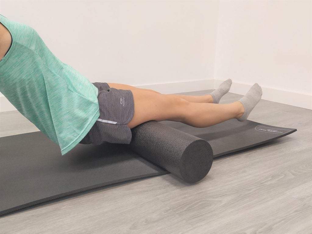 Ejercicios de auto masaje con foam roller: isquiotibiales